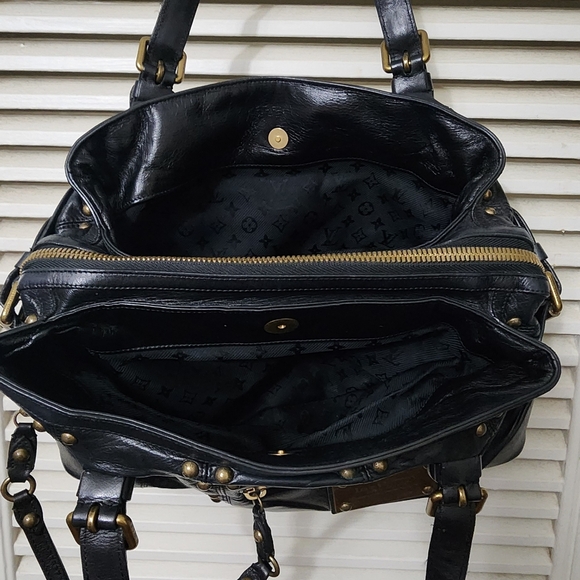 LOUIS VUITTON Limited Edition Black Lambskin Leather Riveting Bag - Picture 14 of 16